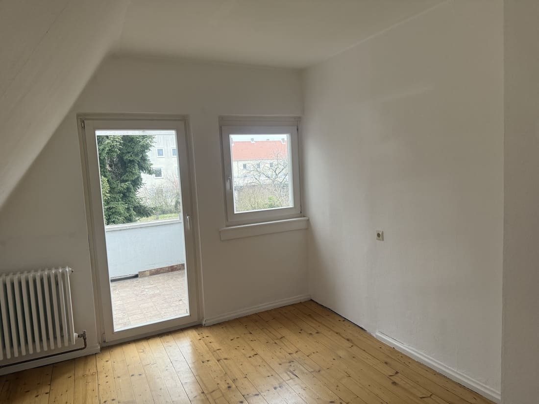 Erbimmobilie Seligenstadt_Vorher Nachher Home Staging 10 Kinderzimmer vor Home Staging – Dachgeschossraum in Seligenstadt im Ursprungszustand