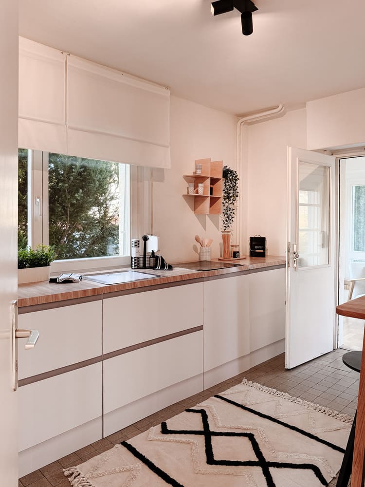 Erbimmobilie Seligenstadt_Vorher Nachher Home Staging 3 Küche mit Pappmöbel-Staging im Siedlungshaus in Seligenstadt – nach Sanierung