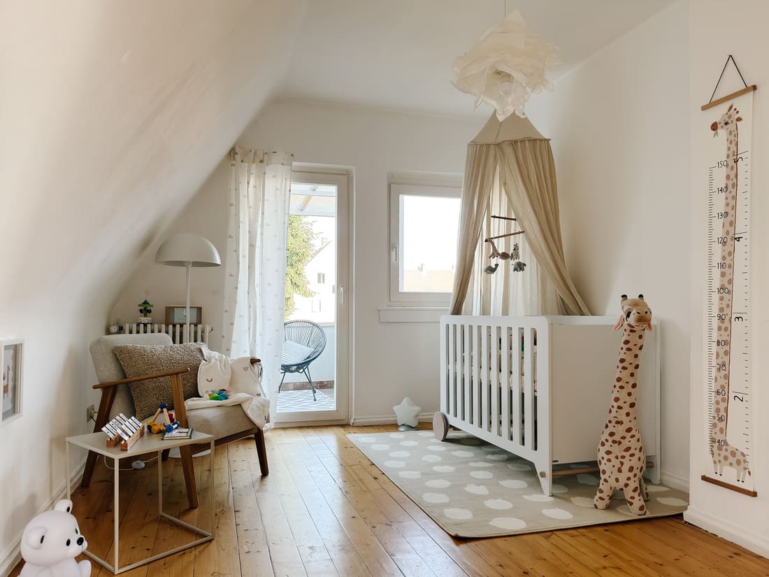 Erbimmobilie Seligenstadt_Vorher Nachher Home Staging 9 Küche vor dem Home Staging in einer Erbimmobilie in Seligenstadt – ursprünglicher Zustand mit Sanierungsbedarf
