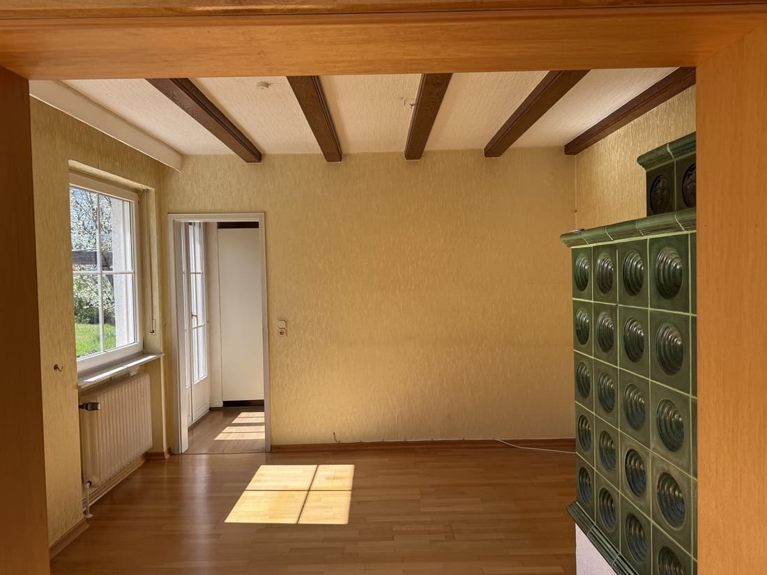 orher-Nachher-Vergleich eines Wohnzimmers: Renovierung und Home Staging für eine moderne und wohnliche Atmosphäre.