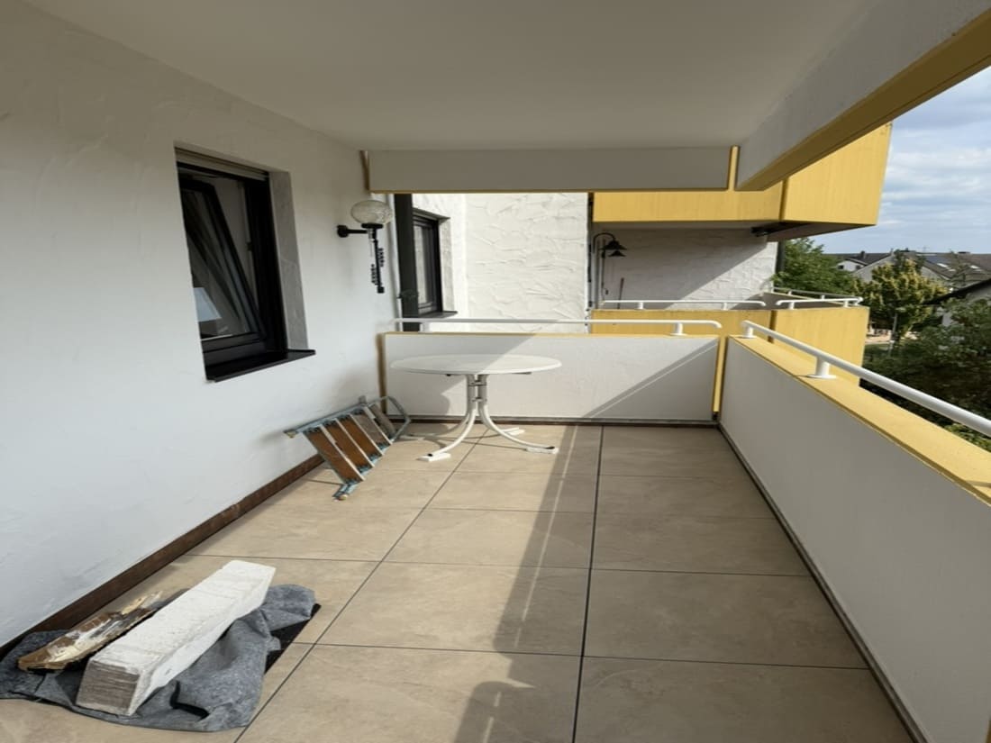 Leerer Balkon einer renovierten Fix-&-Flip-Wohnung in Kleinostheim vor dem professionellen Home Staging.