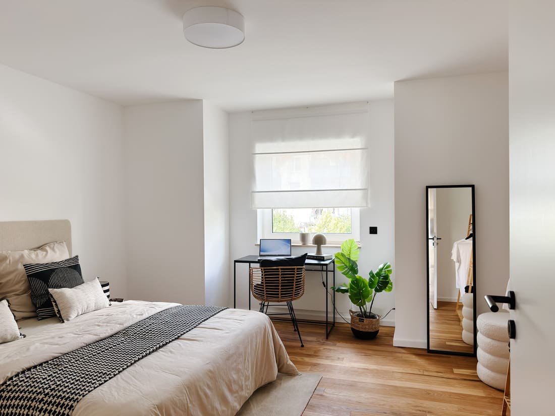 Modern eingerichtetes Schlafzimmer mit Home Office einer Fix-&-Flip-Wohnung in Kleinostheim nach professionellem Home Staging durch Anja Krohnen Home Staging.