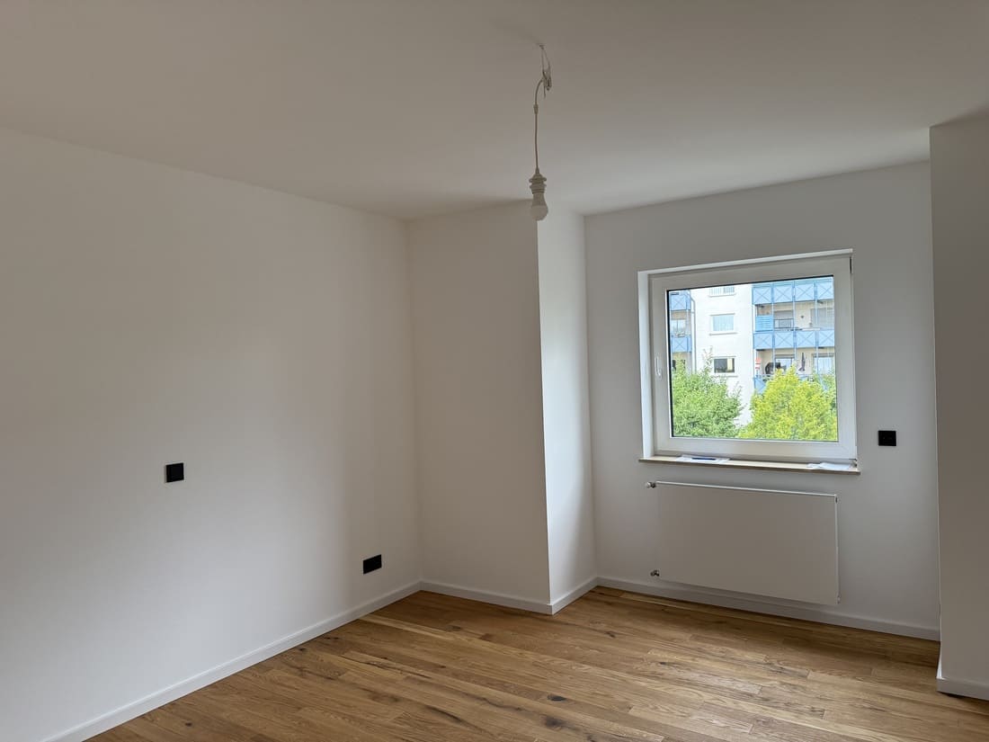 Leeres Schlafzimmer einer renovierten Fix-&-Flip-Wohnung in Kleinostheim vor dem Home Staging mit geplantem Home Office.