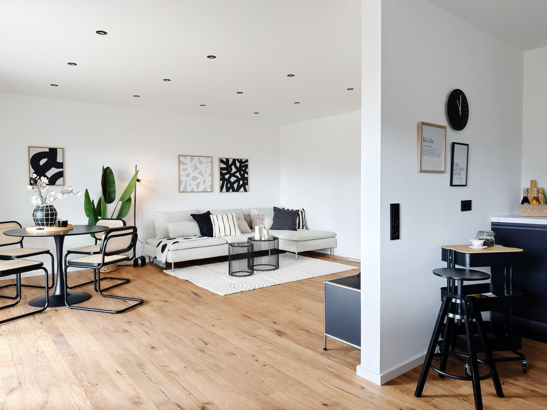 Modern eingerichtetes Wohnzimmer einer renovierten Fix-&-Flip-Wohnung in Kleinostheim nach professionellem Home Staging für den Immobilienverkauf.