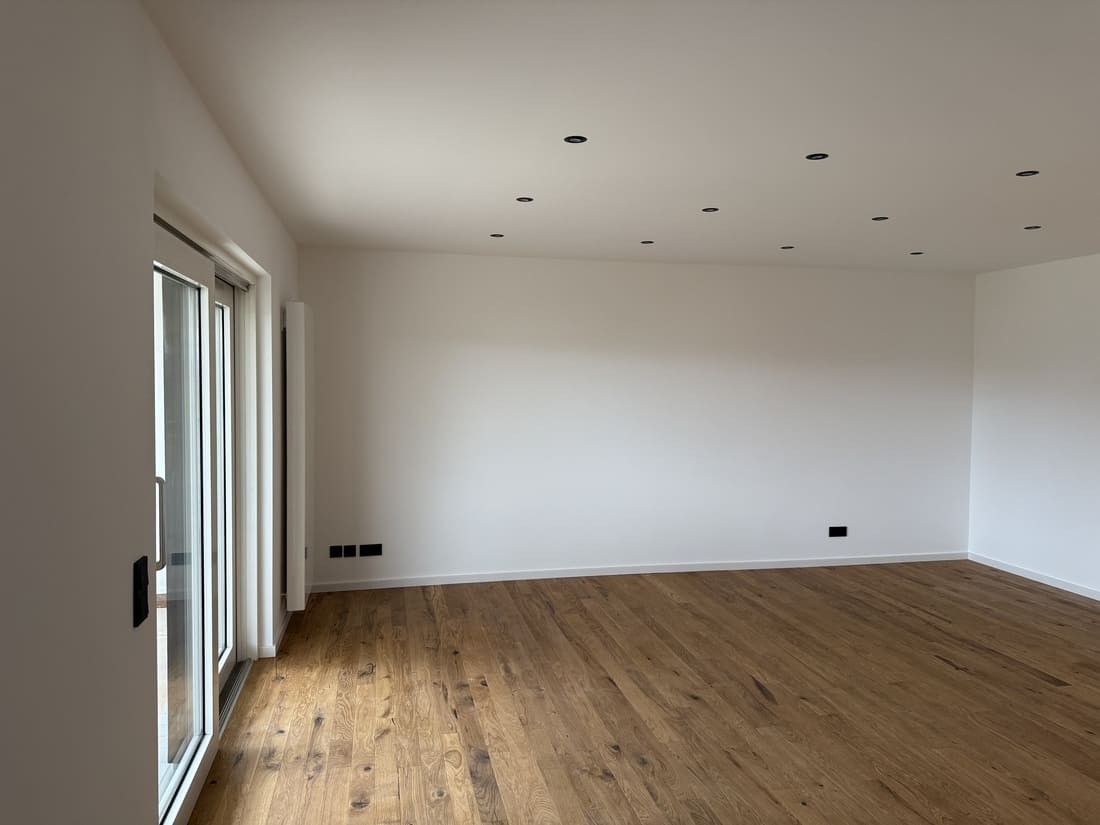 Renoviertes leeres Wohnzimmer einer Fix-&-Flip-Wohnung in Kleinostheim vor dem Home Staging durch Anja Krohnen Home Staging.