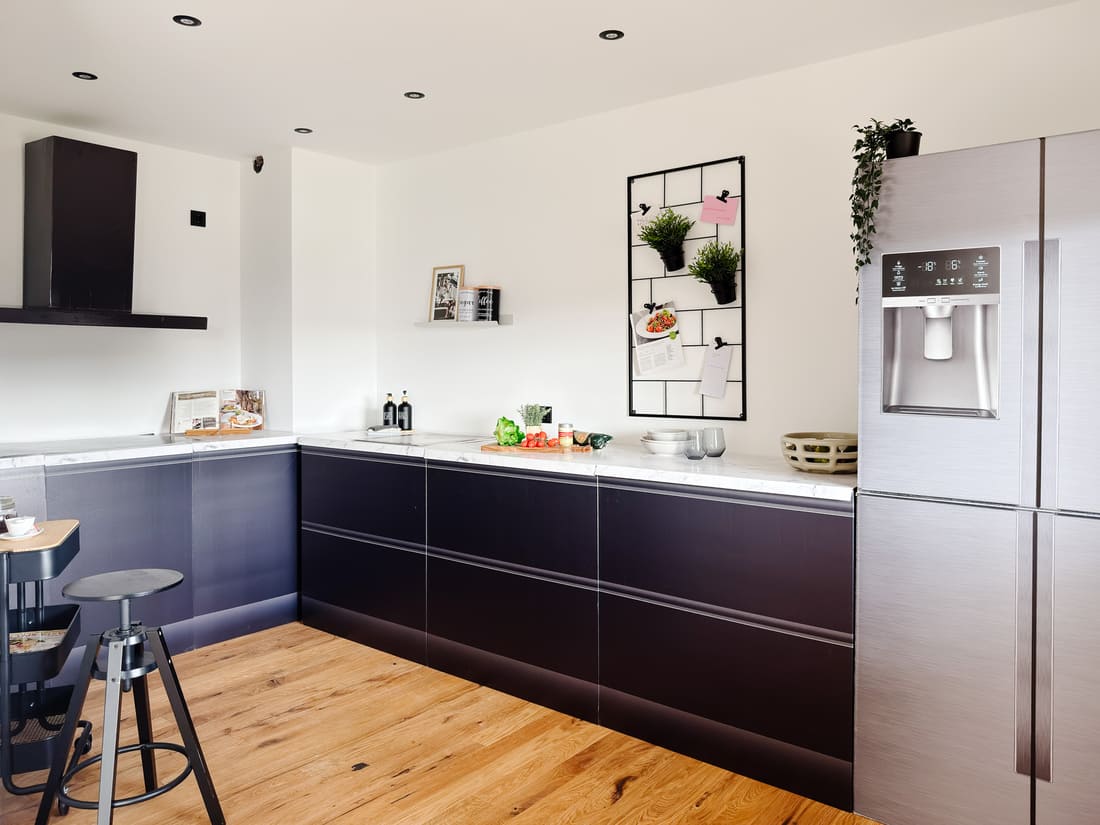 Schwarze Cubiqz Küche in einer renovierten Fix-&-Flip-Wohnung in Kleinostheim nach professionellem Home Staging durch Anja Krohnen Home Staging.