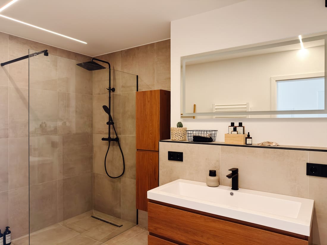 Modernes Badezimmer einer renovierten Fix-&-Flip-Wohnung in Kleinostheim nach professioneller Inszenierung durch Anja Krohnen Home Staging.