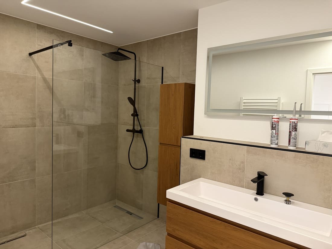 Renoviertes Badezimmer einer Fix-&-Flip-Wohnung in Kleinostheim vor der finalen Gestaltung und Immobilienvermarktung.