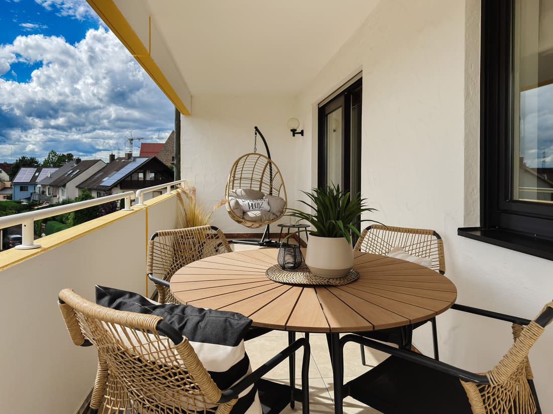 Stilvoll möblierter Balkon einer renovierten 2-Zimmer-Wohnung in Kleinostheim nach Home Staging durch Anja Krohnen Home Staging.