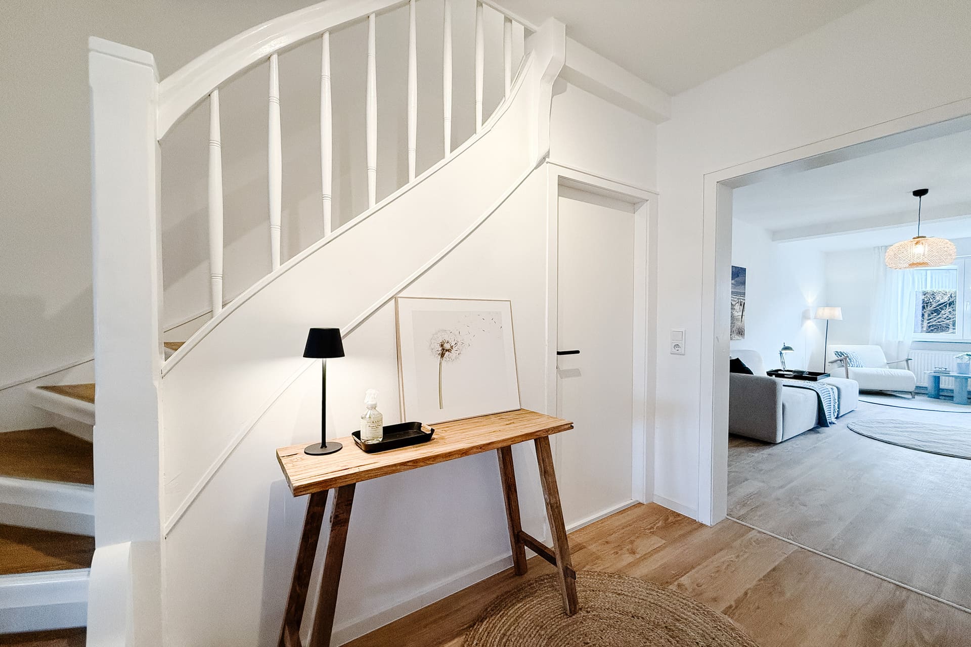 Kernsaniertes Mittelhaus in Miltenberg. Eingang / Flur mit Home Staging.
