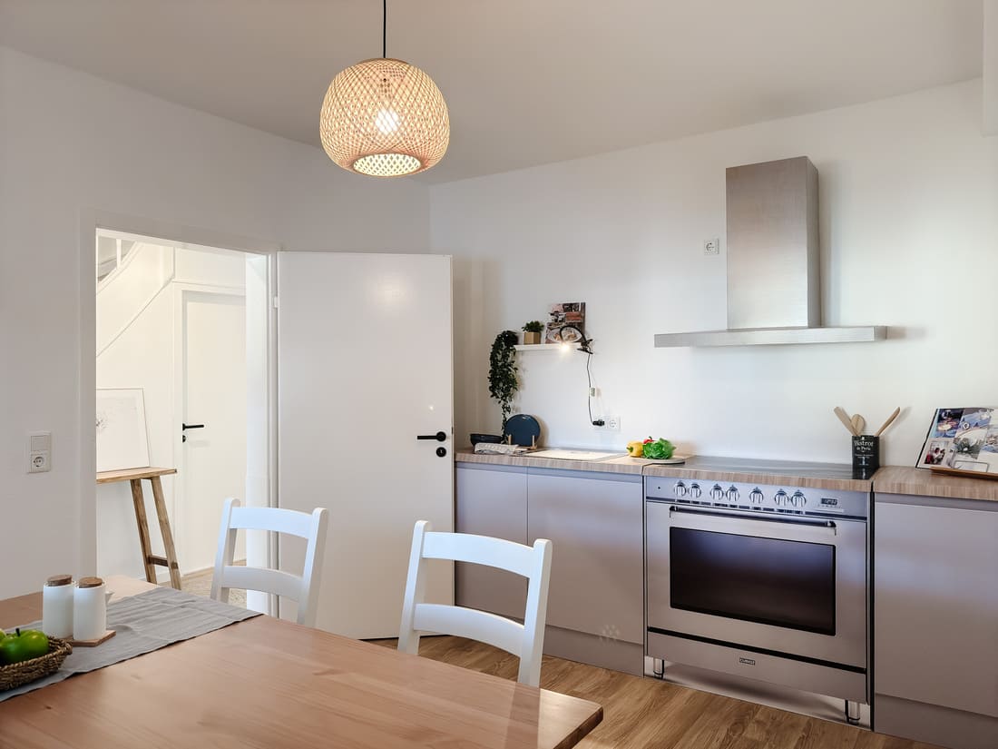 Fix & Flip Miltenberg_Vorher Nachher 5 Wohnküche im Erdgeschoss nach Sanierung mit Pappmöbeln von Cubiqz gestagt. Home Staging von Anja Krohnen Home Staging, Miltenberg