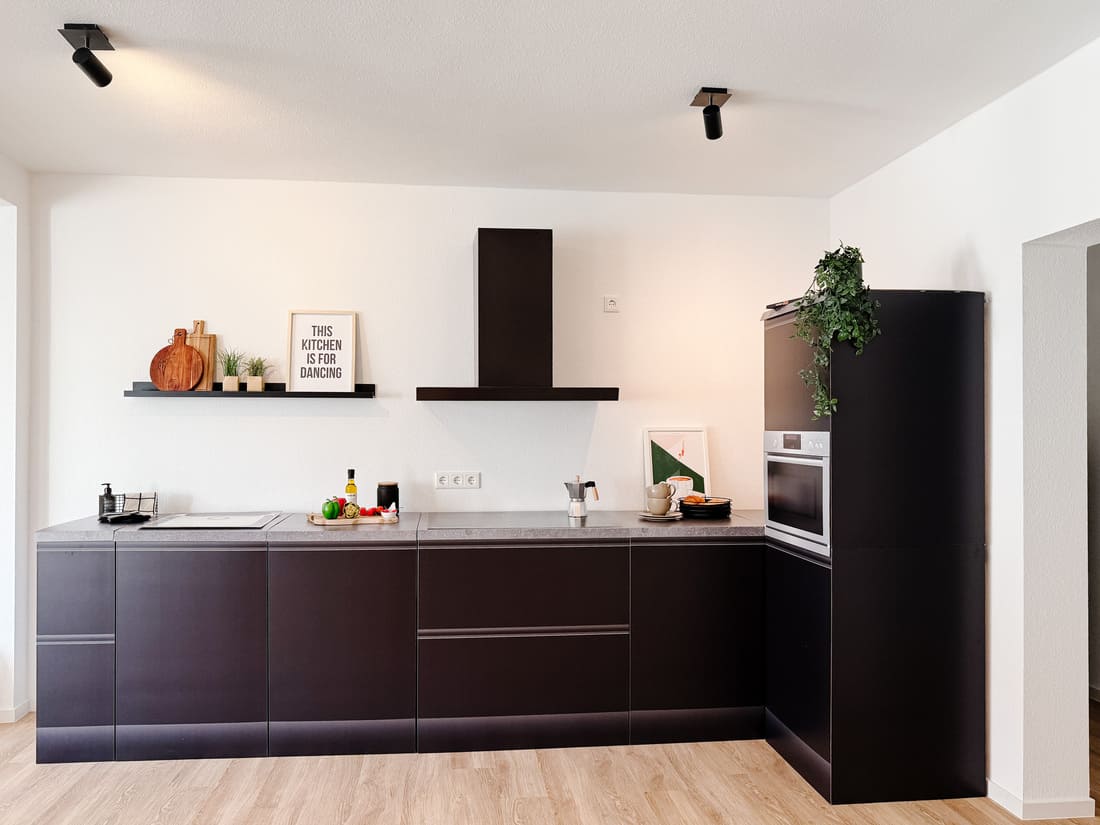 Fix & Flip Miltenberg_Vorher Nachher Home Staging 10 Gestagte Wohnküche im 1. OG mit Cubiqz-Küchenelementen nach Sanierung