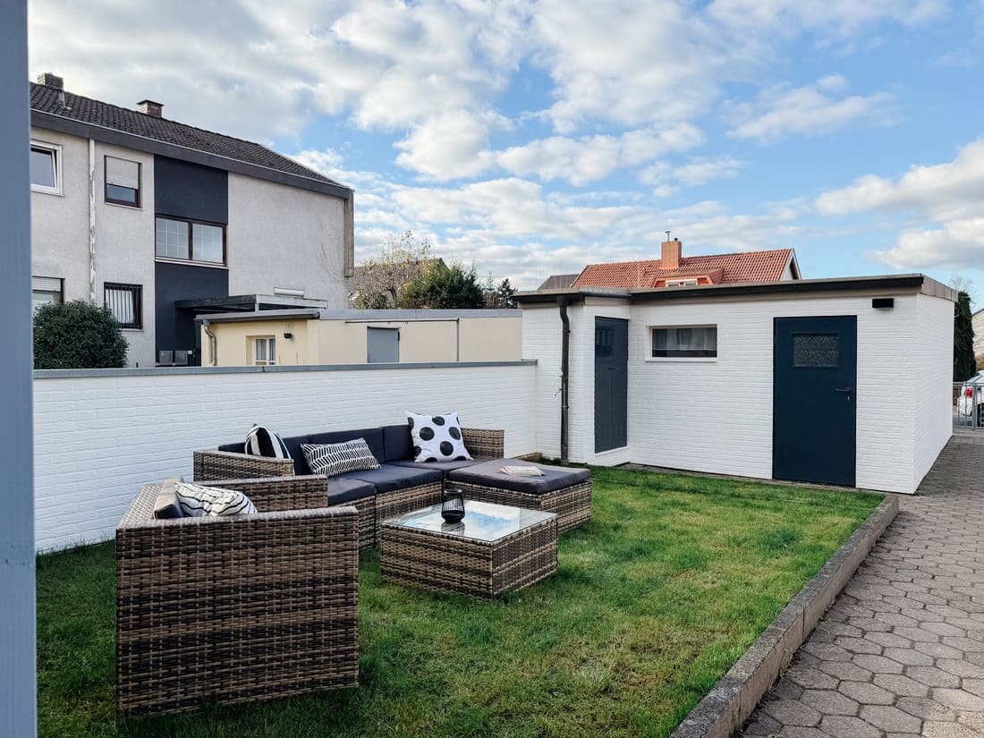 Fix & Flip Miltenberg_Vorher Nachher Home Staging 19 Vorgarten mit moderner Sitz-Lounge nach Neugestaltung und Home Staging in Miltenberg