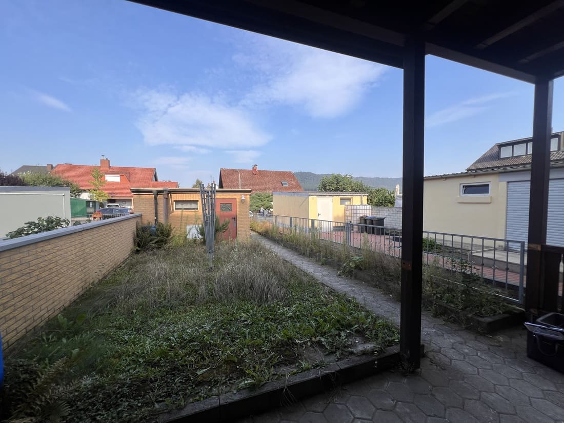 Fix & Flip Miltenberg_Vorher Nachher Home Staging 20 Verwilderter Vorgarten vor der Umgestaltung und Aufwertung