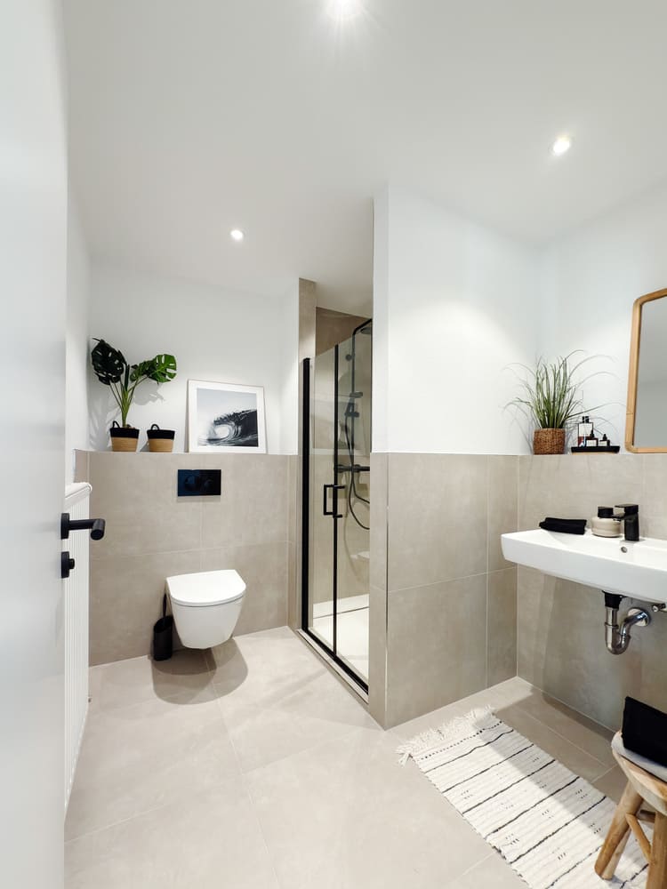 Fix & Flip Miltenberg_Vorher Nachher Home Staging 22 Modernisiertes Badezimmer mit stilvollem Home Staging nach Kernsanierung