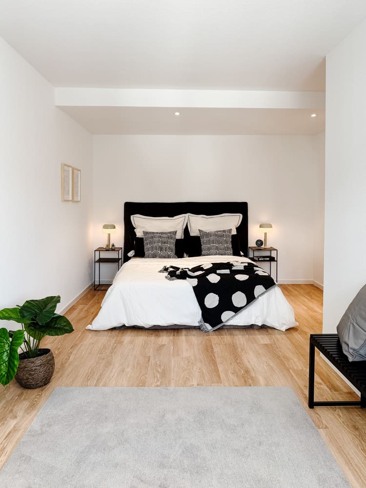 Fix & Flip Miltenberg_Vorher Nachher Home Staging 24 Schlafzimmer mit Bettattrappe im Hotelstil – inszeniert durch Home Staging. Anja Krohnen Home Staging und Interior Design