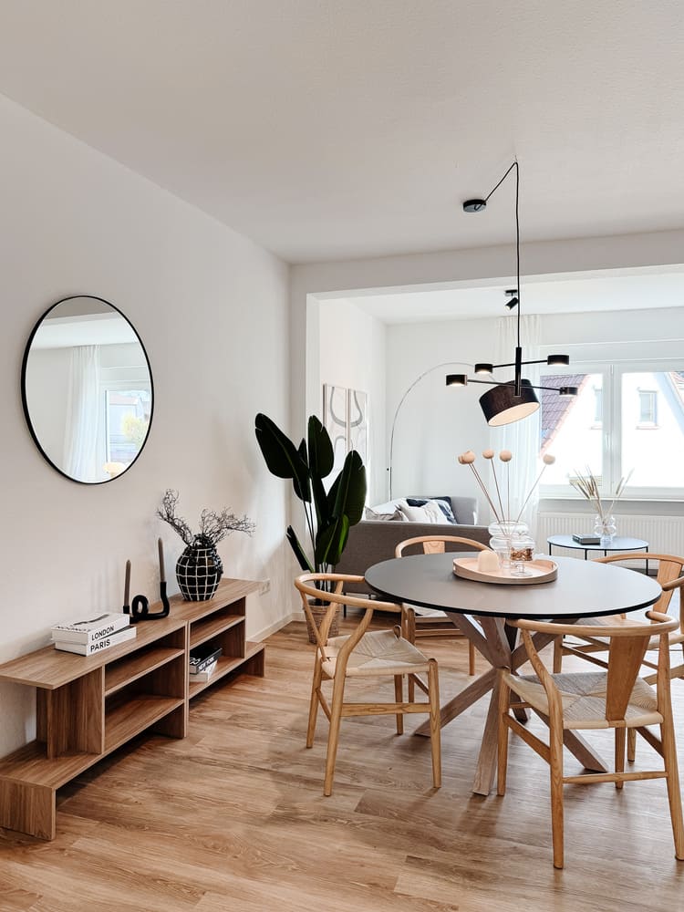 Fix & Flip Miltenberg_Vorher Nachher Home Staging 25 Offener Wohn- und Essbereich nach Sanierung mit stilvollem Home Staging