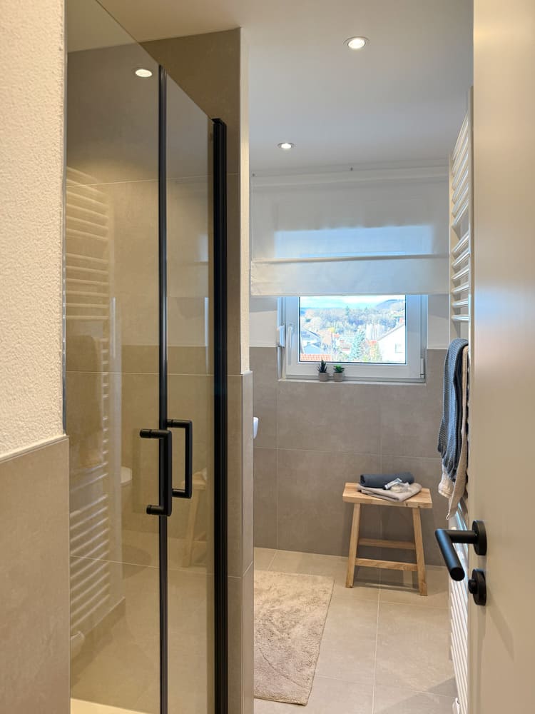 Fix & Flip Miltenberg_Vorher Nachher Home Staging 26 Modernes Badezimmer nach Sanierung mit stilvollem Home Staging
