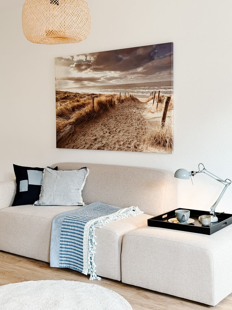 Fix & Flip Miltenberg_Vorher Nachher Home Staging 27 Gemütliches Sofa im Wohnzimmer, stilvoll inszeniert durch Home Staging
