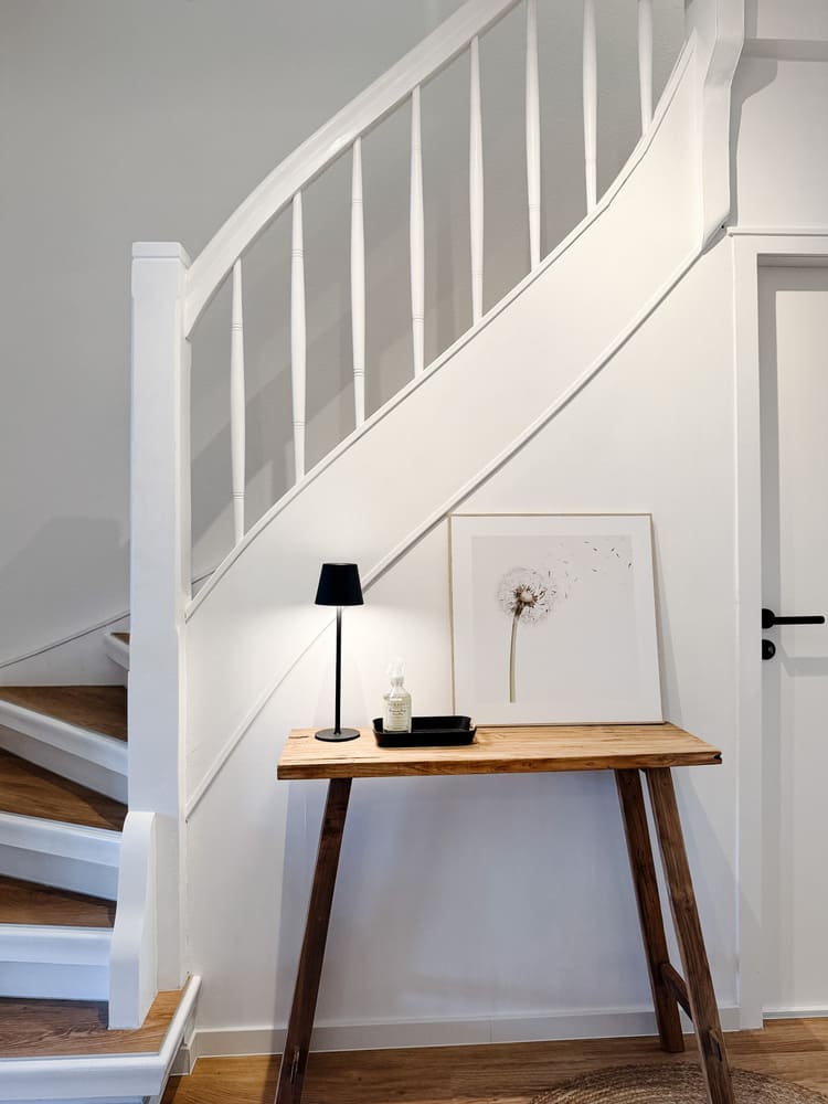 Fix & Flip Miltenberg_Vorher Nachher Home Staging 28 Gemütlich gestalteter Flur nach Sanierung mit stilvollem Home Staging