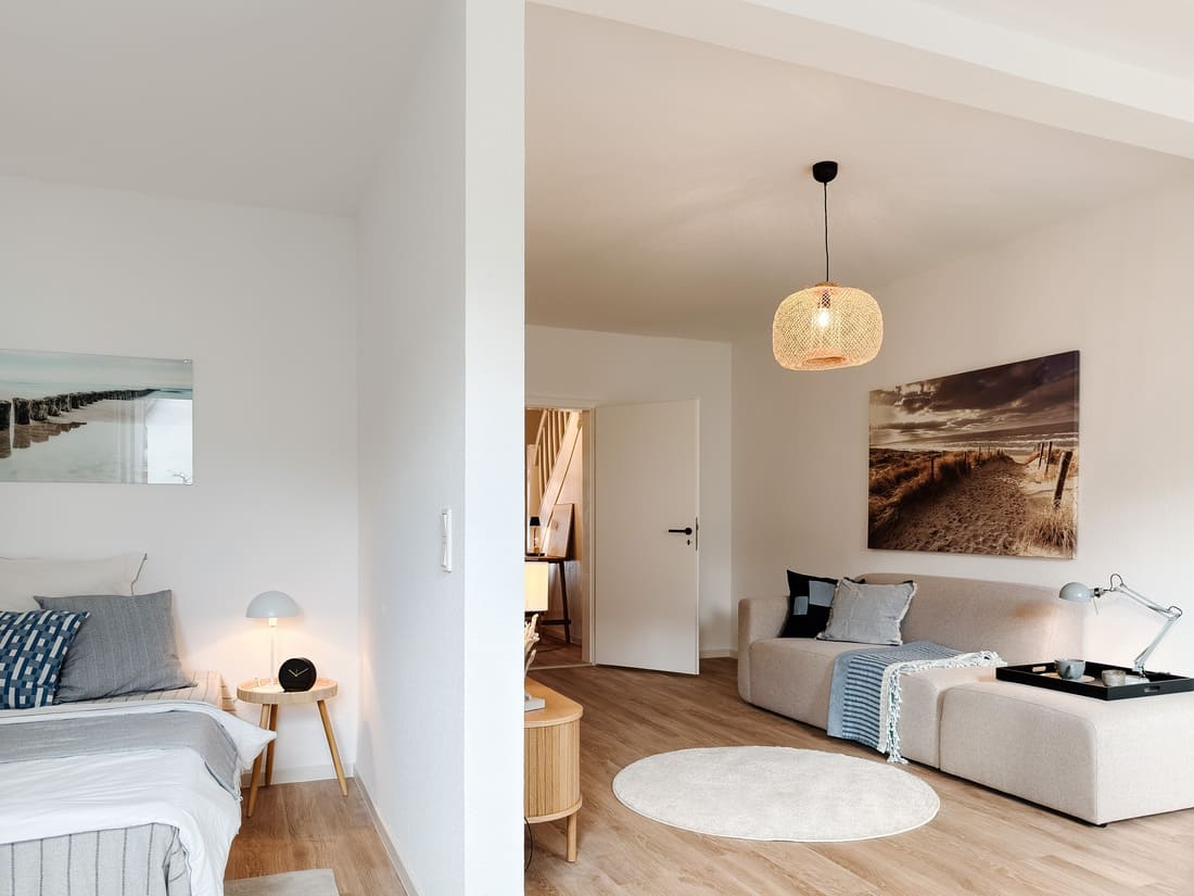Fix & Flip Miltenberg_Vorher Nachher Home Staging 3 Flexibel nutzbarer Wohn- und Schlafbereich im Erdgeschoss mit Home Staging von Anja Krohnen Home Staging in Miltenberg