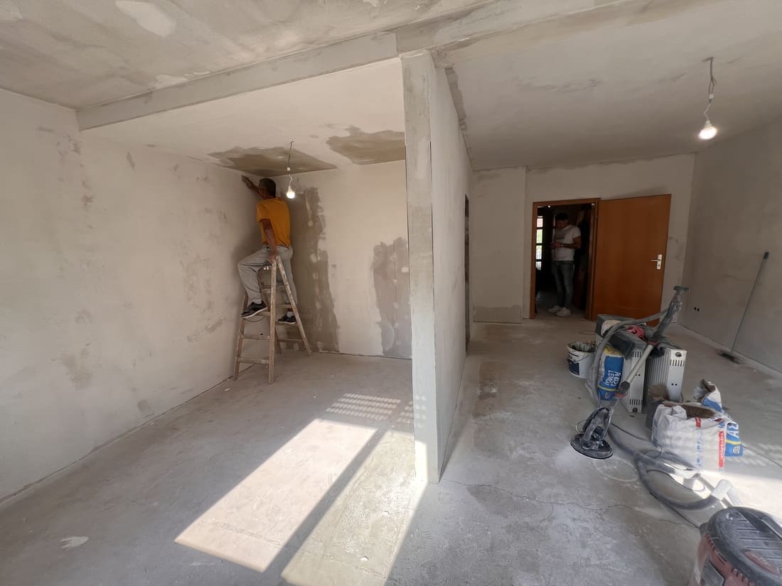 Fix & Flip Miltenberg_Vorher Nachher Home Staging 4 Wohn- und Schlafbereich im Erdgeschoss während der Sanierung. Vorher Home Staging