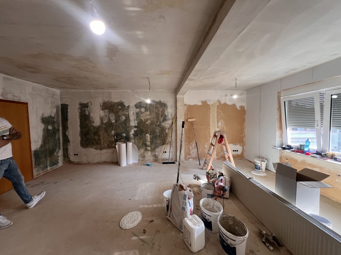 Fix & Flip Miltenberg_Vorher Nachher Home Staging 8 Wohn- und Essbereich im ersten Obergeschoss während der Kernsanierung. Vorher Nachher Vergleich Home Staging.