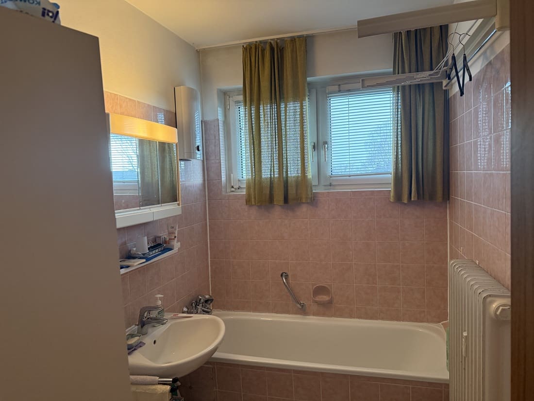 Fix und Flip Bad Homburg_Vorher Nachher Home Staging 10 Badezimmer mit rosa Fliesen im Originalzustand vor der Renovierung