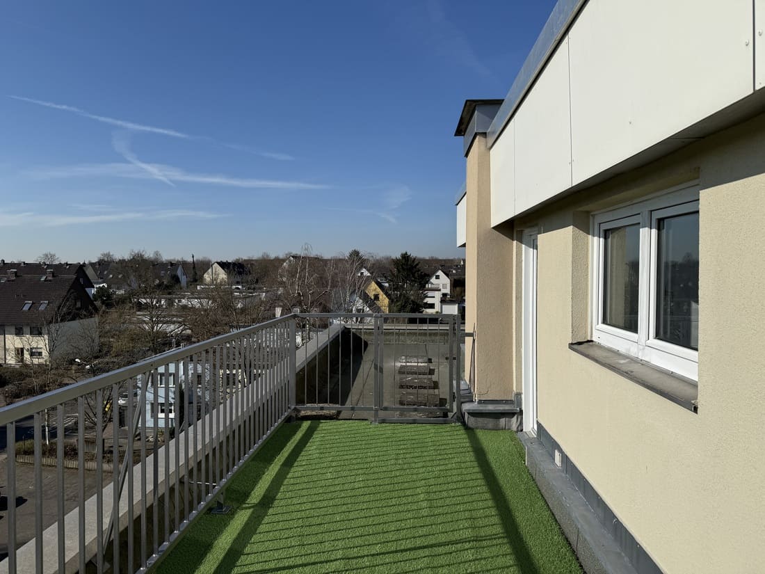 Fix und Flip Bad Homburg_Vorher Nachher Home Staging 11 Vor der Renovierung präsentierte sich das Badezimmer mit einem altmodischen rosa Fliesendesign, das den Raum dunkel und unmodern wirken ließ. Die Ausstattung entsprach nicht mehr dem heutigen Standard, und die Farbauswahl wirkte wenig zeitgemäß. Trotz solider Grundstruktur bestand ein klarer Bedarf an optischer und funktionaler Auffrischung – die Basis für eine durchdachte, platzsparende Sanierung, bei der später die Fliesen gestrichen und der Raum modernisiert wurde.
