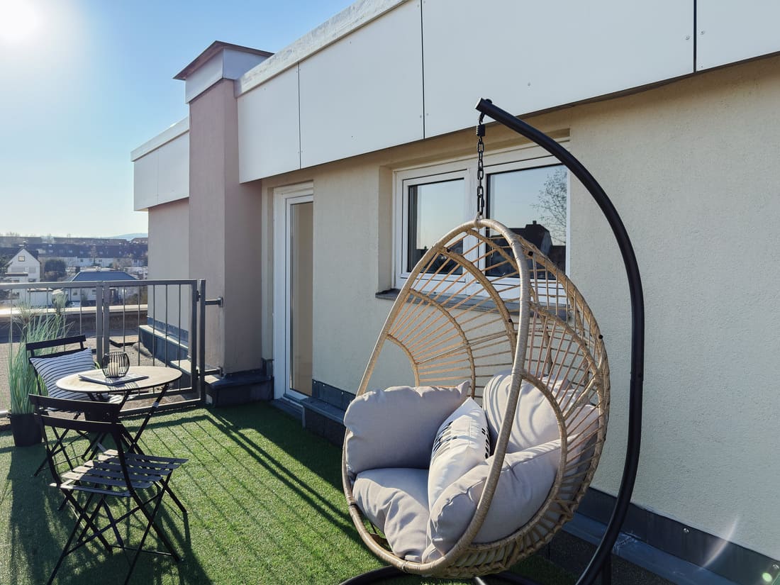 Fix und Flip Bad Homburg_Vorher Nachher Home Staging 12 Dachterrasse mit Lounge-Bereich nach Home Staging über den Dächern von Bad Homburg
