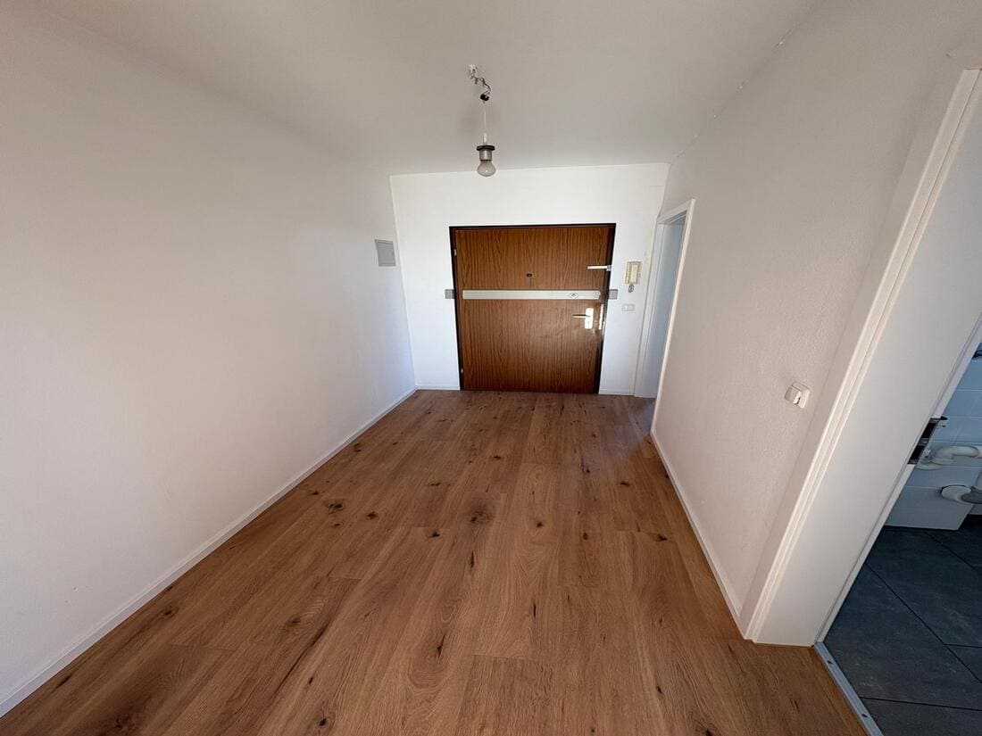 Fix und Flip Bad Homburg_Vorher Nachher Home Staging 13 Renovierter, aber noch leerer Flur vor dem Home Staging