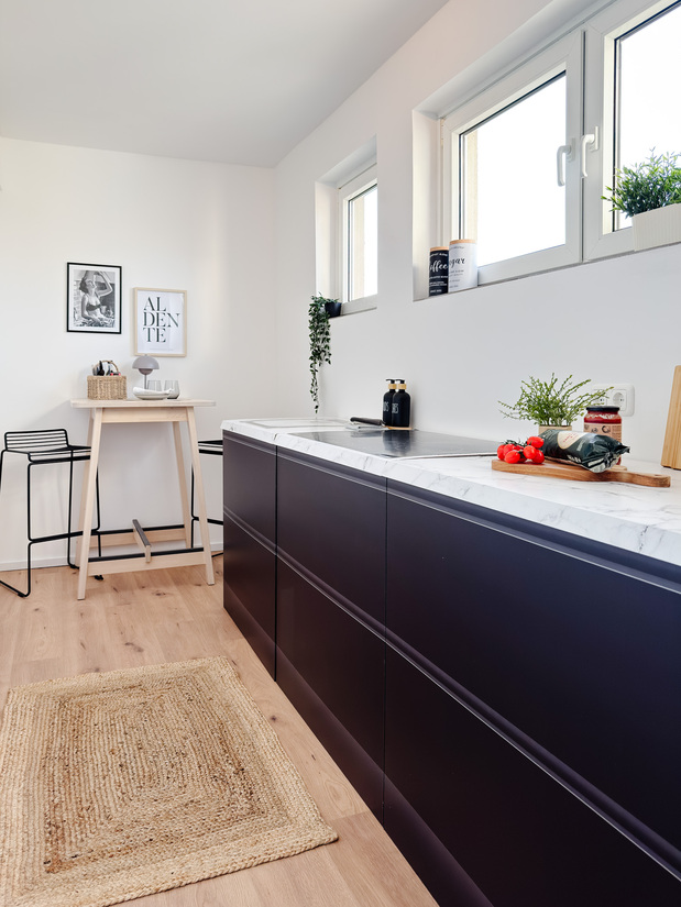 Fix und Flip Bad Homburg_Vorher Nachher Home Staging 16 Moderne, schwarze Küche als Cubiqz-Inszenierung nach Home Staging