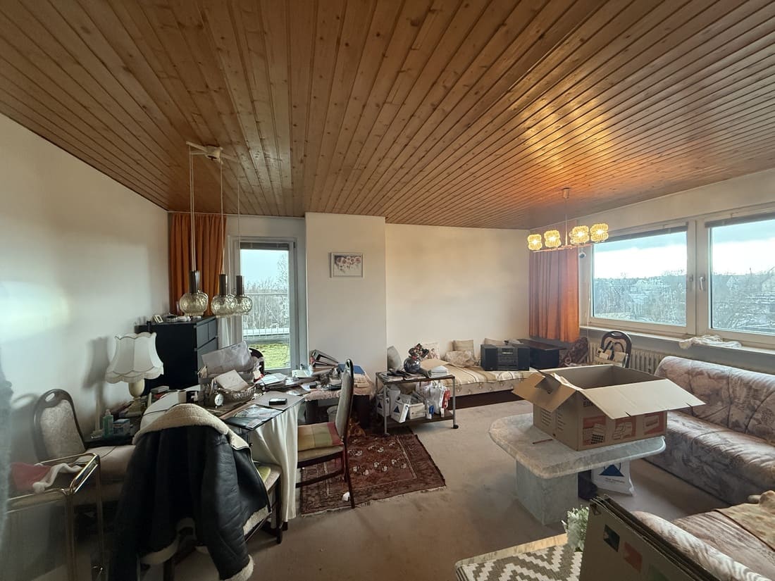 Fix und Flip Bad Homburg_Vorher Nachher Home Staging 3 Wohnzimmer vor der Renovierung im ursprünglichen Messi-Zustand
