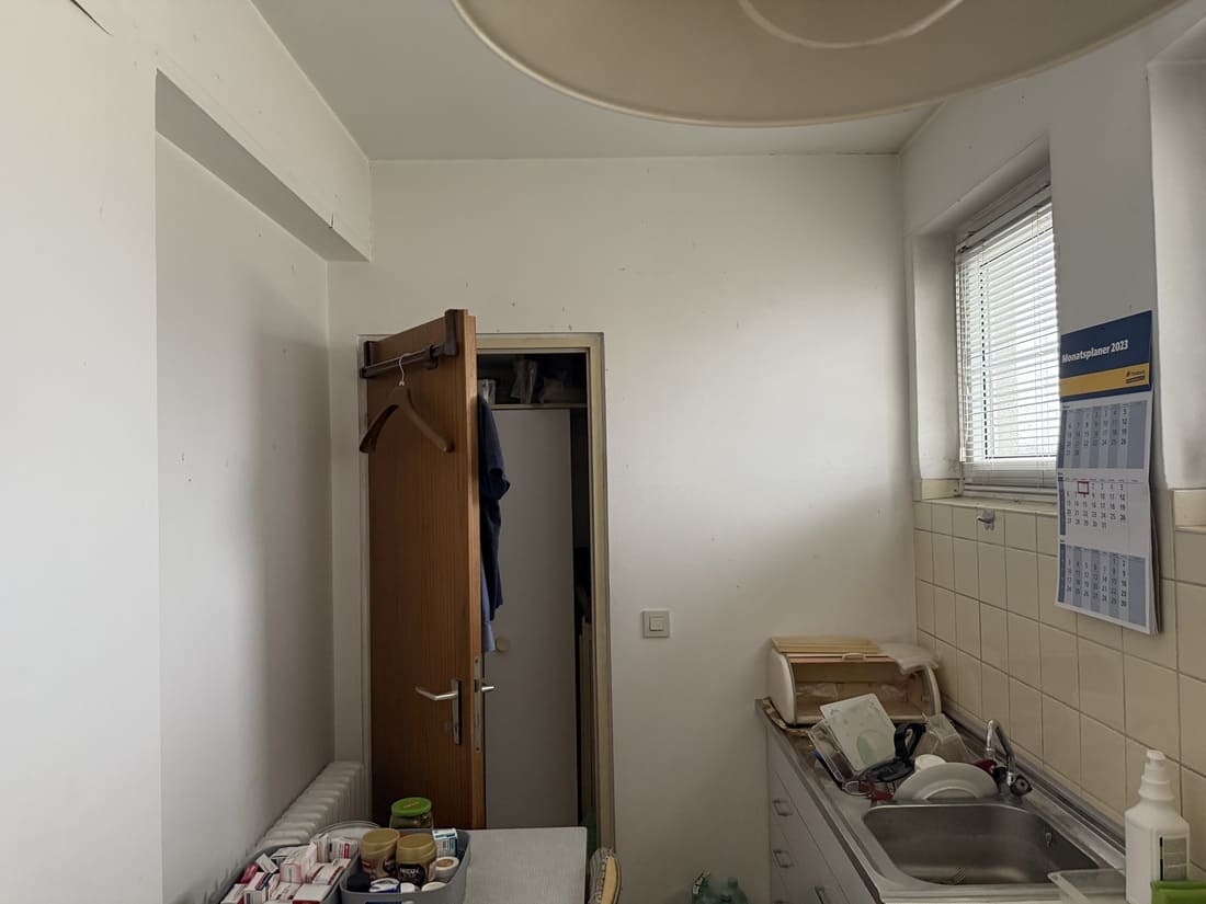 Fix und Flip Bad Homburg_Vorher Nachher Home Staging 5 Enge Küche mit abgetrenntem HWR vor der Sanierung