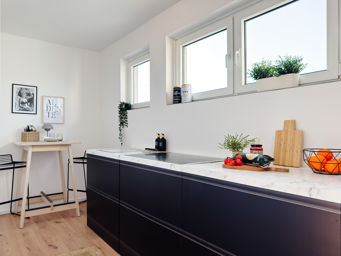 Fix und Flip Bad Homburg_Vorher Nachher Home Staging 6 Modern inszenierte Küche ohne HWR – mit Sitzplatz und Cubiqz-Pappmöbeln.
