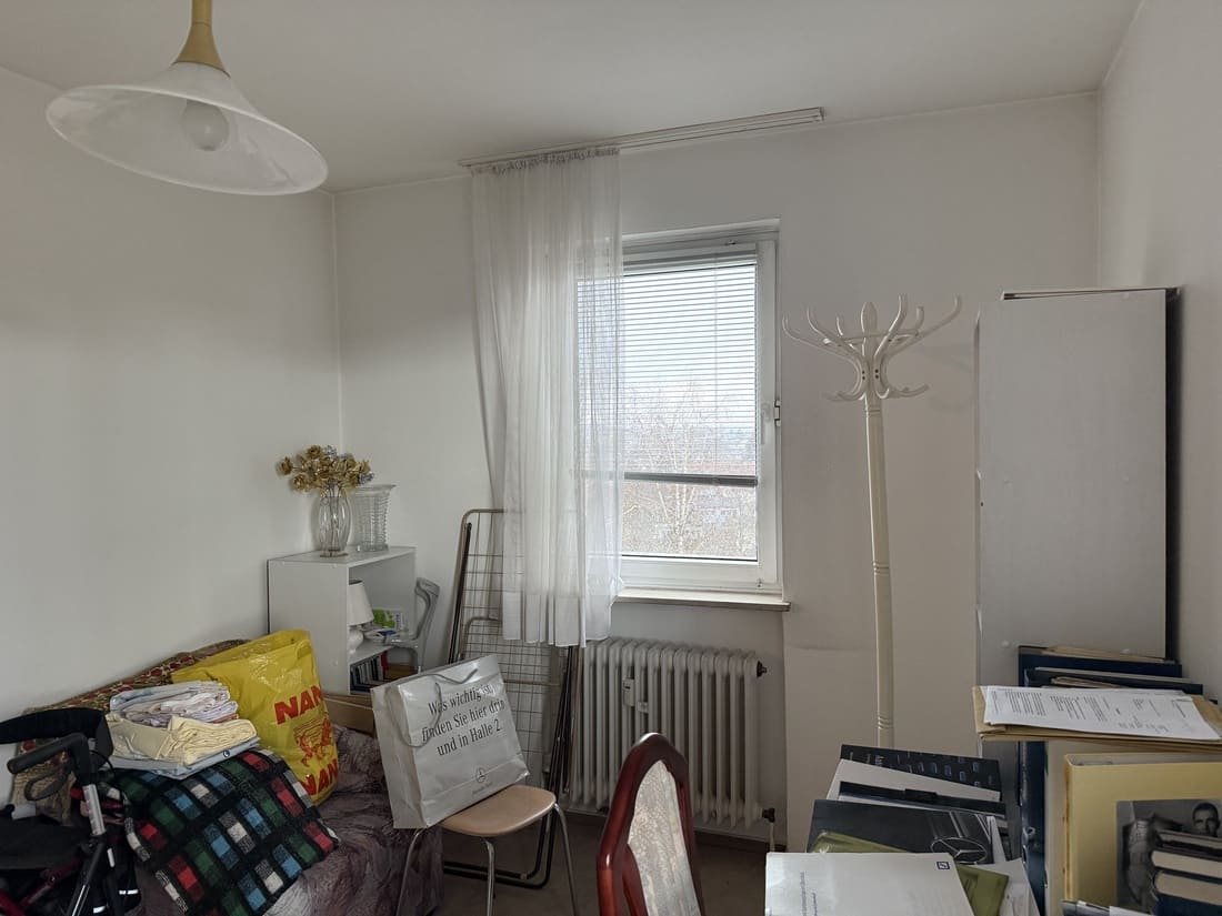 Fix und Flip Bad Homburg_Vorher Nachher Home Staging 8 Schlafzimmer im Ursprungszustand – unrenoviert und wenig einladend