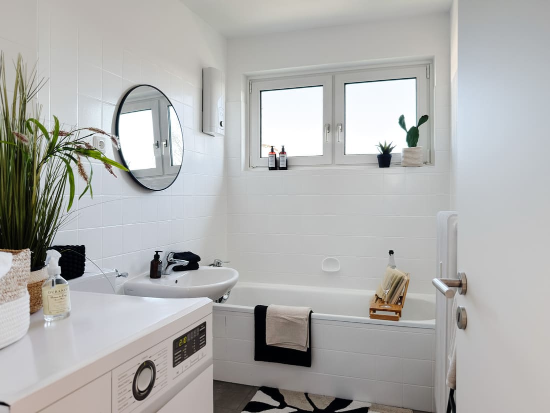 Fix und Flip Bad Homburg_Vorher Nachher Home Staging 9 Modernisiertes Badezimmer mit gestrichenen Fliesen und frischer Ausstattung