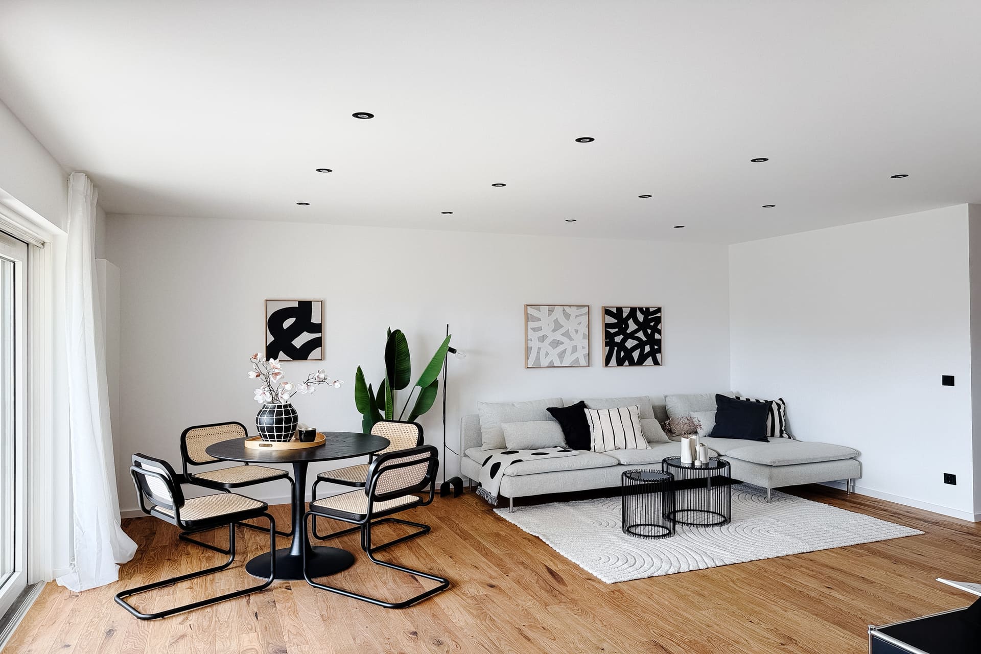 Modern eingerichtetes Wohnzimmer einer renovierten Fix-&-Flip-Wohnung in Kleinostheim nach professionellem Home Staging für den Immobilienverkauf.
