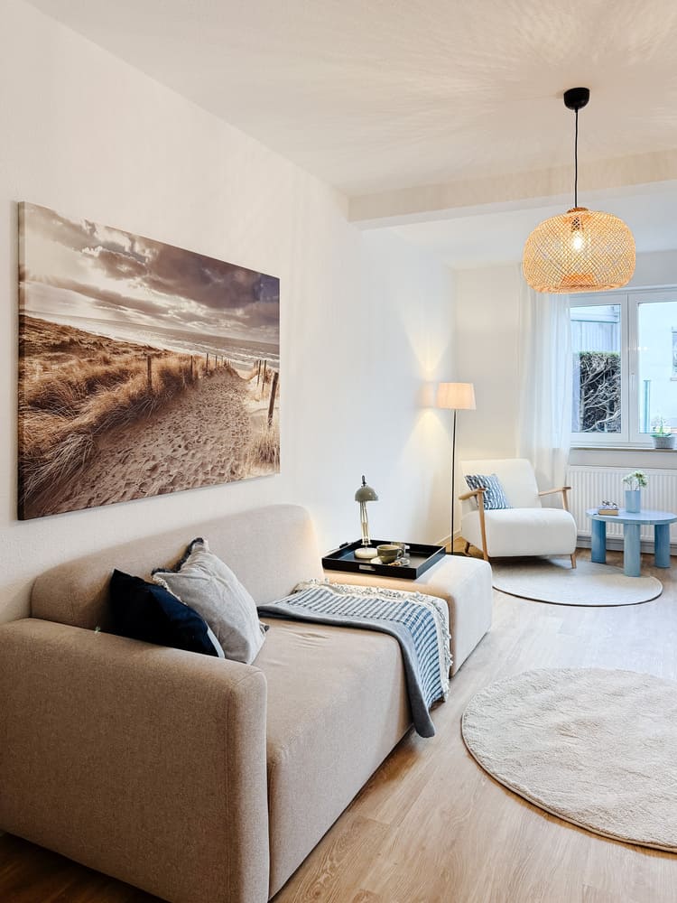 Fix und Flip Miltenberg_Vorher Nachher 21 Gemütliches Wohnzimmer im Erdgeschoss nach Sanierung und Home Staging