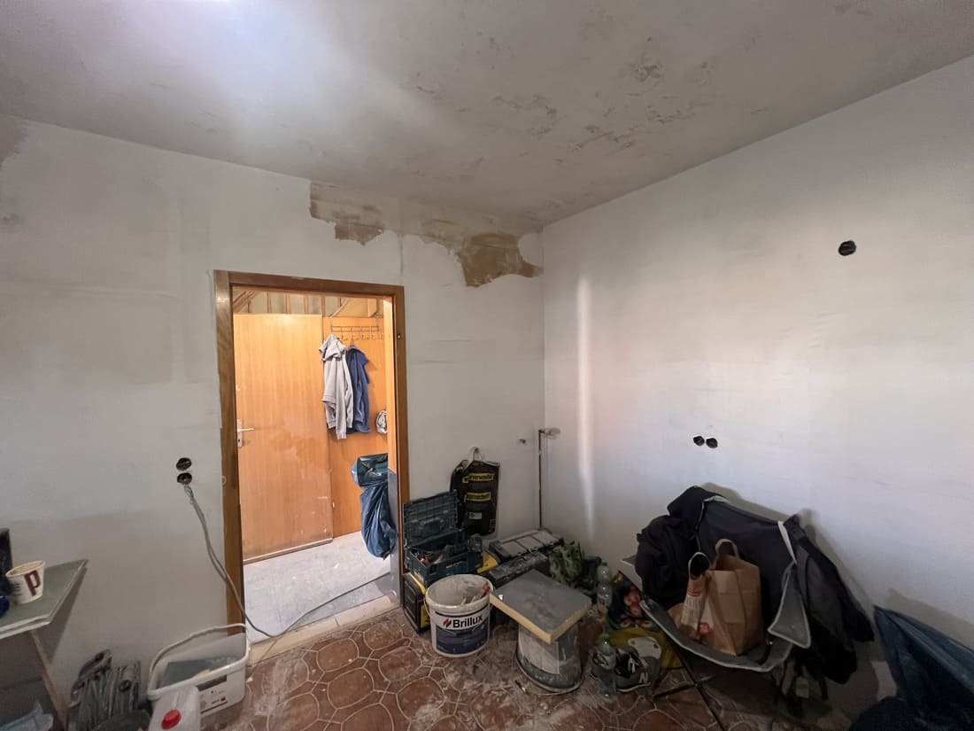 Fix und Flip Miltenberg_Vorher Nachher Home Staging Wohnküche im Erdgeschoss während der Sanierung – Rohzustand mit Potenzial