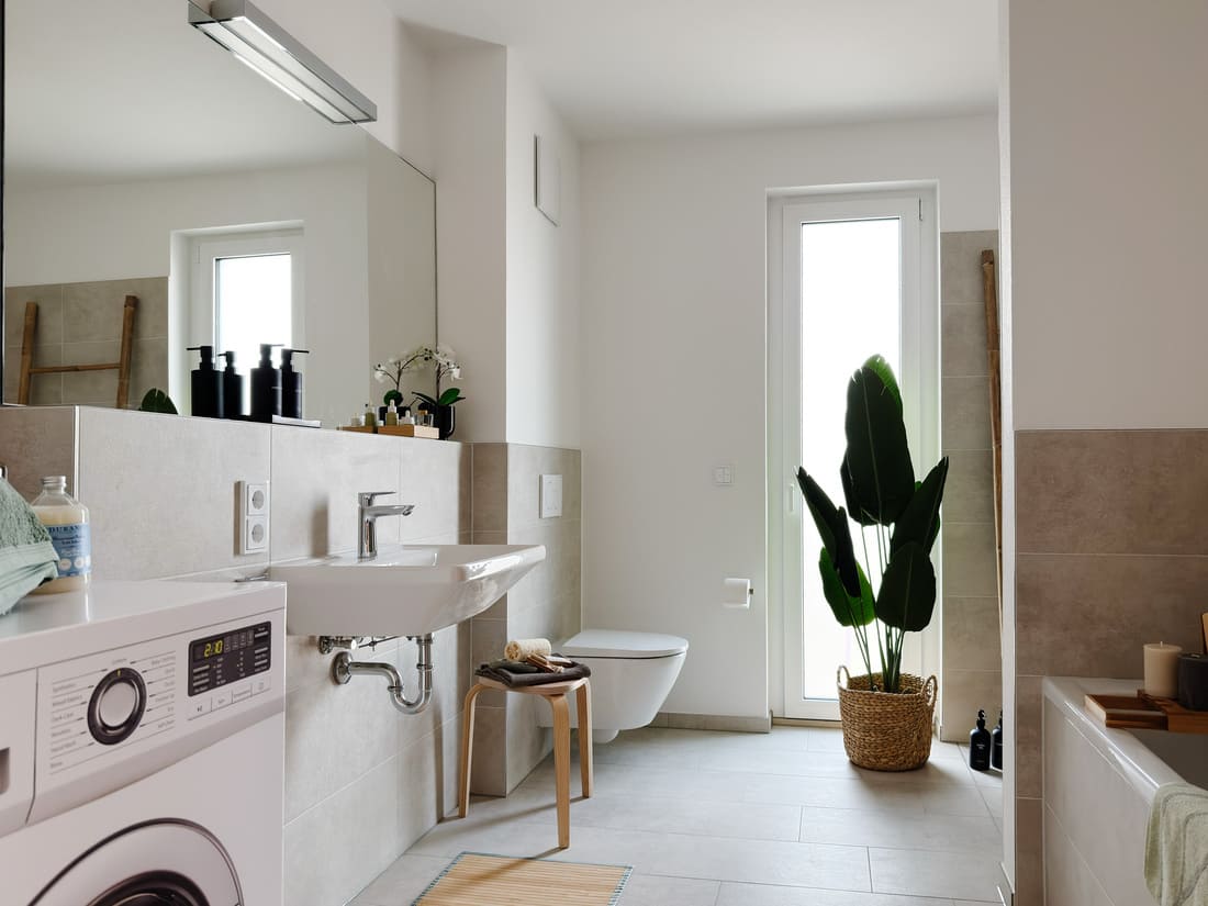 Badezimmer einer Musterwohnung in Brühl bei Mannheim mit realistischer Cubiqz Waschmaschinen-Attrappe im professionellen Home Staging durch Anja Krohnen Home Staging.
