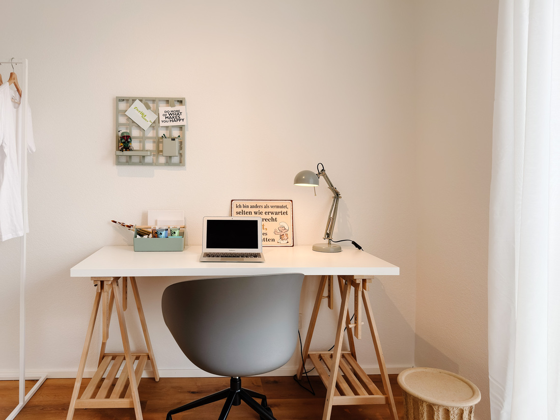 Modern gestaltetes Kinderzimmer mit Schreibtisch in einer 3-Zimmer-Musterwohnung in Brühl bei Mannheim nach professionellem Home Staging durch Anja Krohnen Home Staging.