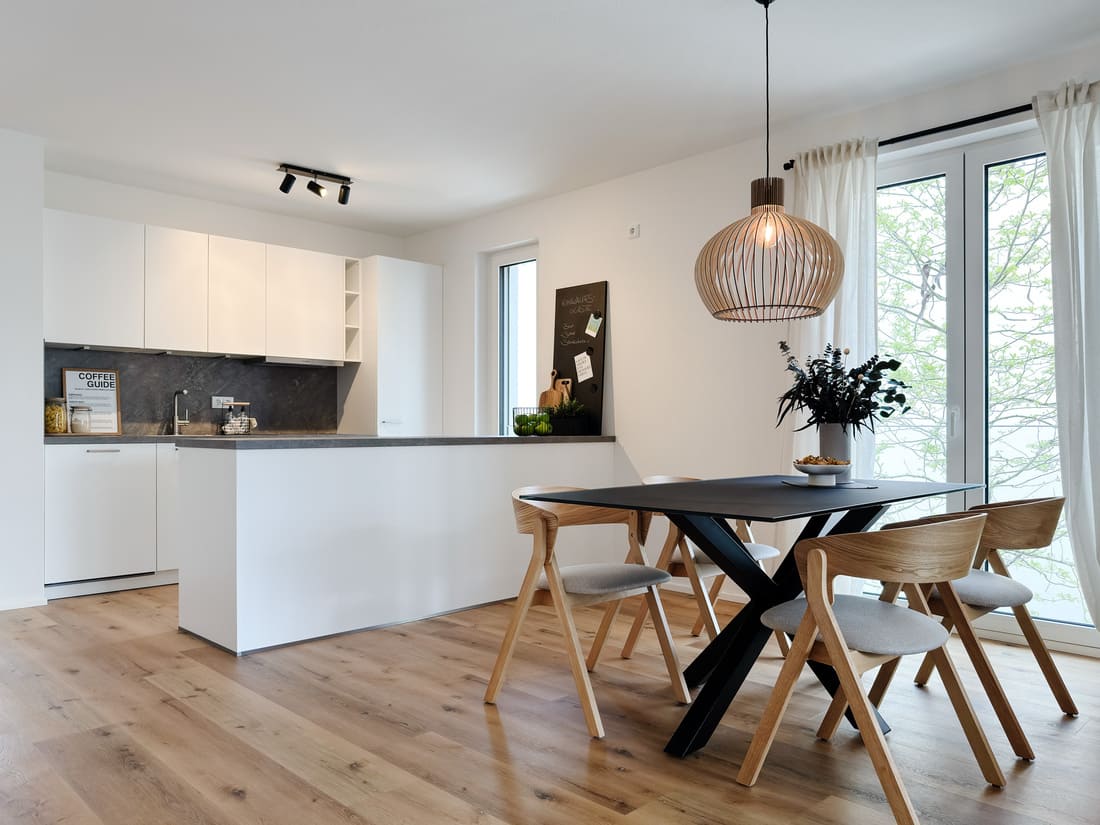 Stilvolle Küchenimpression mit ausgewählten Accessoires in einer 3-Zimmer-Musterwohnung in Brühl bei Mannheim nach professionellem Home Staging durch Anja Krohnen Home Staging.