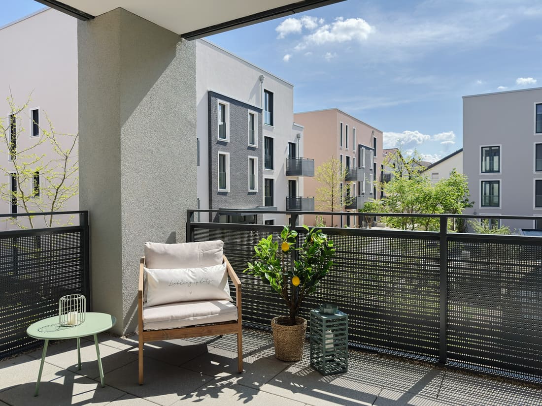 Stilvoll möblierter Balkon einer 3-Zimmer-Musterwohnung eines Bauträgers in Brühl bei Mannheim nach professionellem Home Staging durch Anja Krohnen Home Staging.