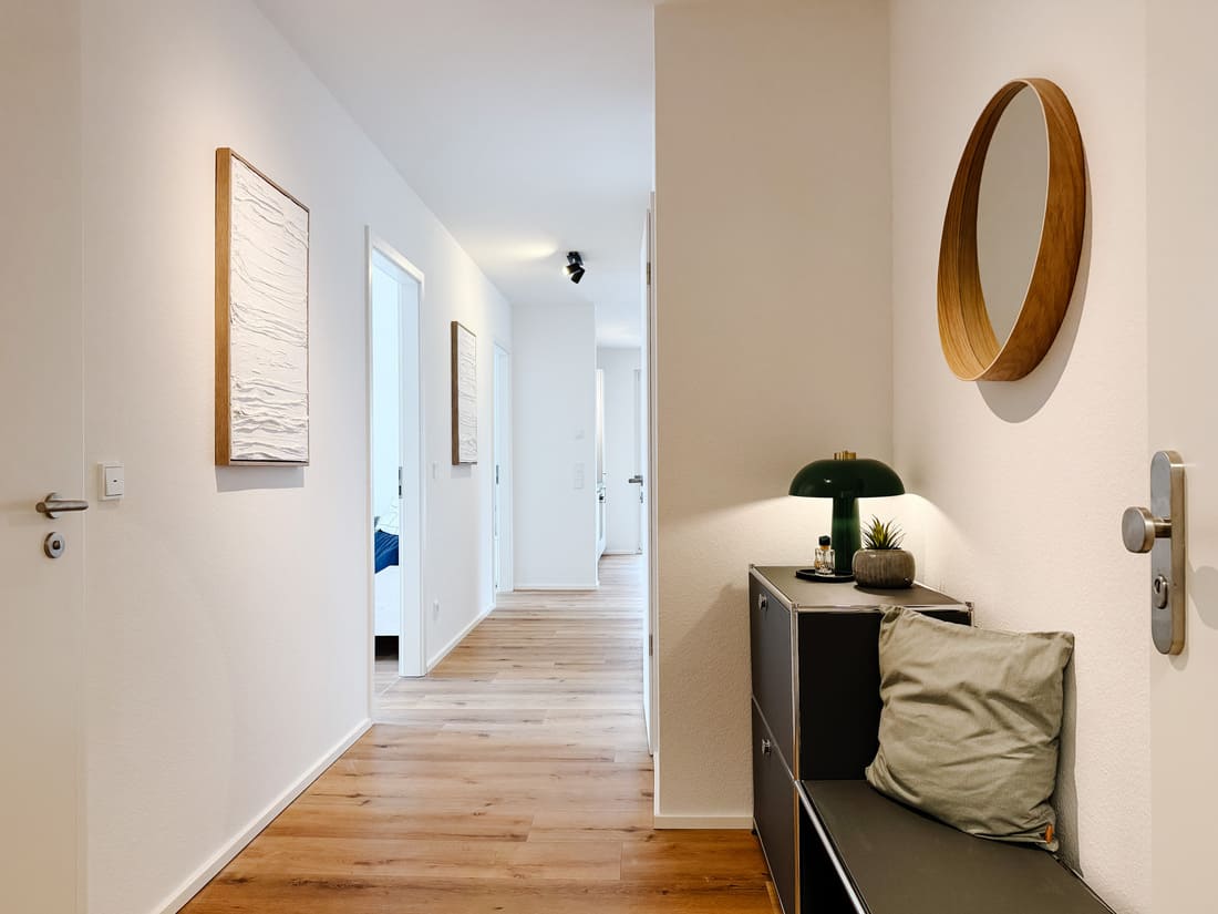 Stilvoll eingerichteter Flur einer 3-Zimmer-Musterwohnung eines Bauträgers in Brühl bei Mannheim nach professionellem Home Staging durch Anja Krohnen Home Staging.