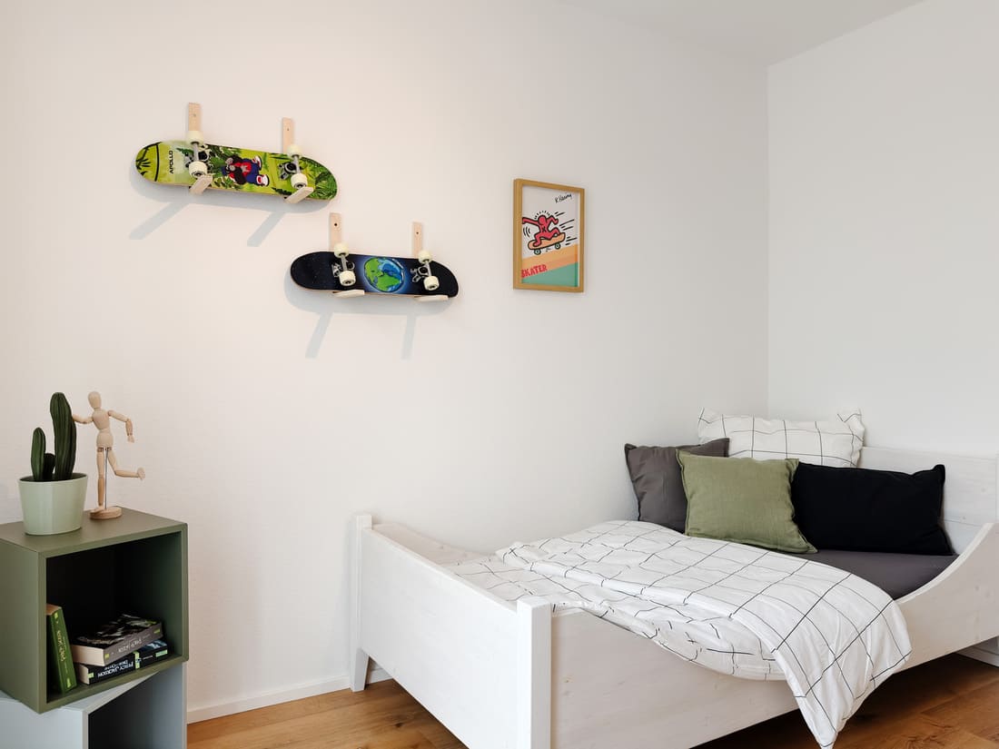Modern eingerichtetes Kinderzimmer einer 3-Zimmer-Musterwohnung für Familien in Brühl bei Mannheim nach professionellem Home Staging durch Anja Krohnen Home Staging.