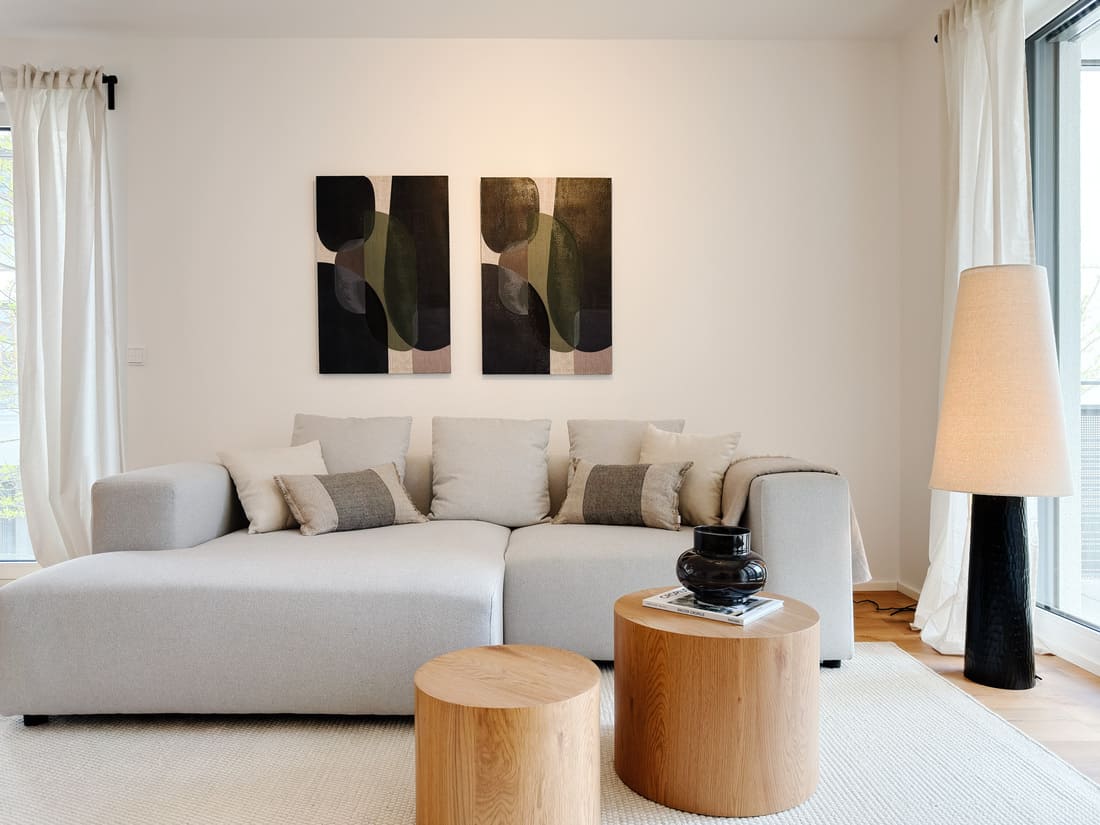 Stilvolle Sofa-Inszenierung mit ausgewählten Kissen und Wohnaccessoires in einer Musterwohnung in Brühl bei Mannheim durch Anja Krohnen Home Staging.