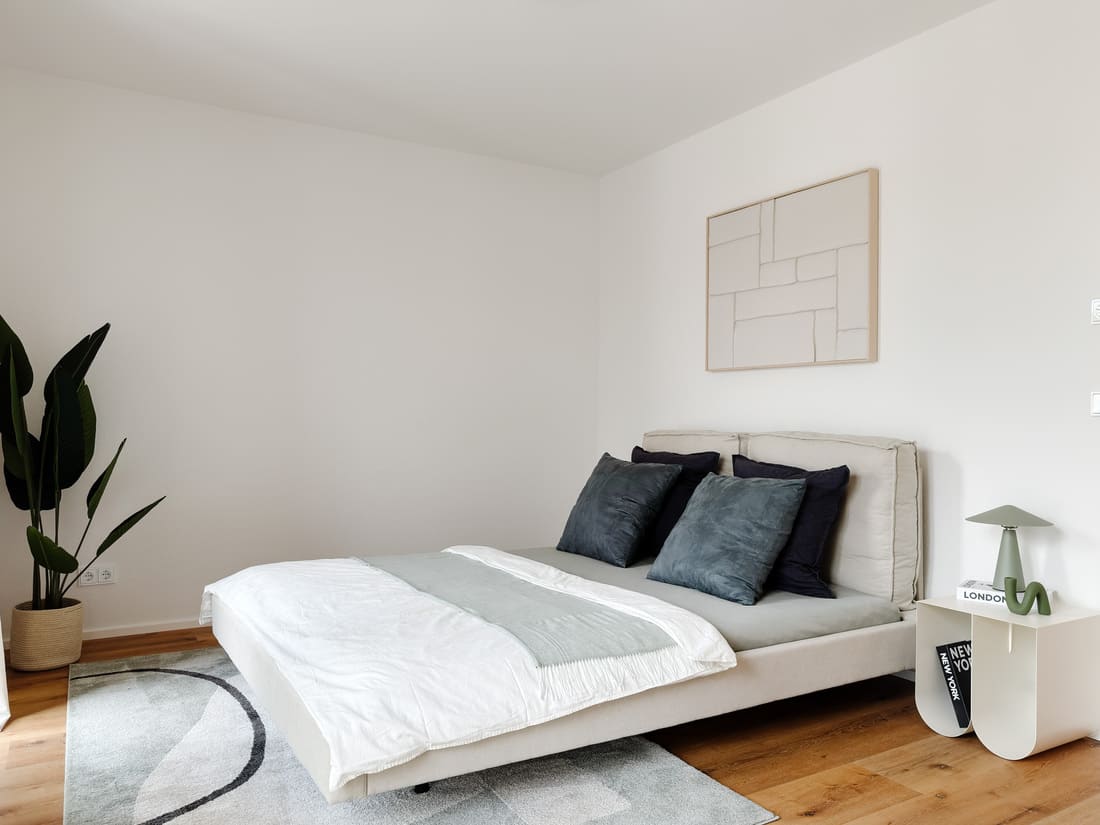 Stilvoll eingerichtetes Schlafzimmer einer 3-Zimmer-Musterwohnung eines Bauträgers in Brühl bei Mannheim nach professionellem Home Staging durch Anja Krohnen Home Staging.