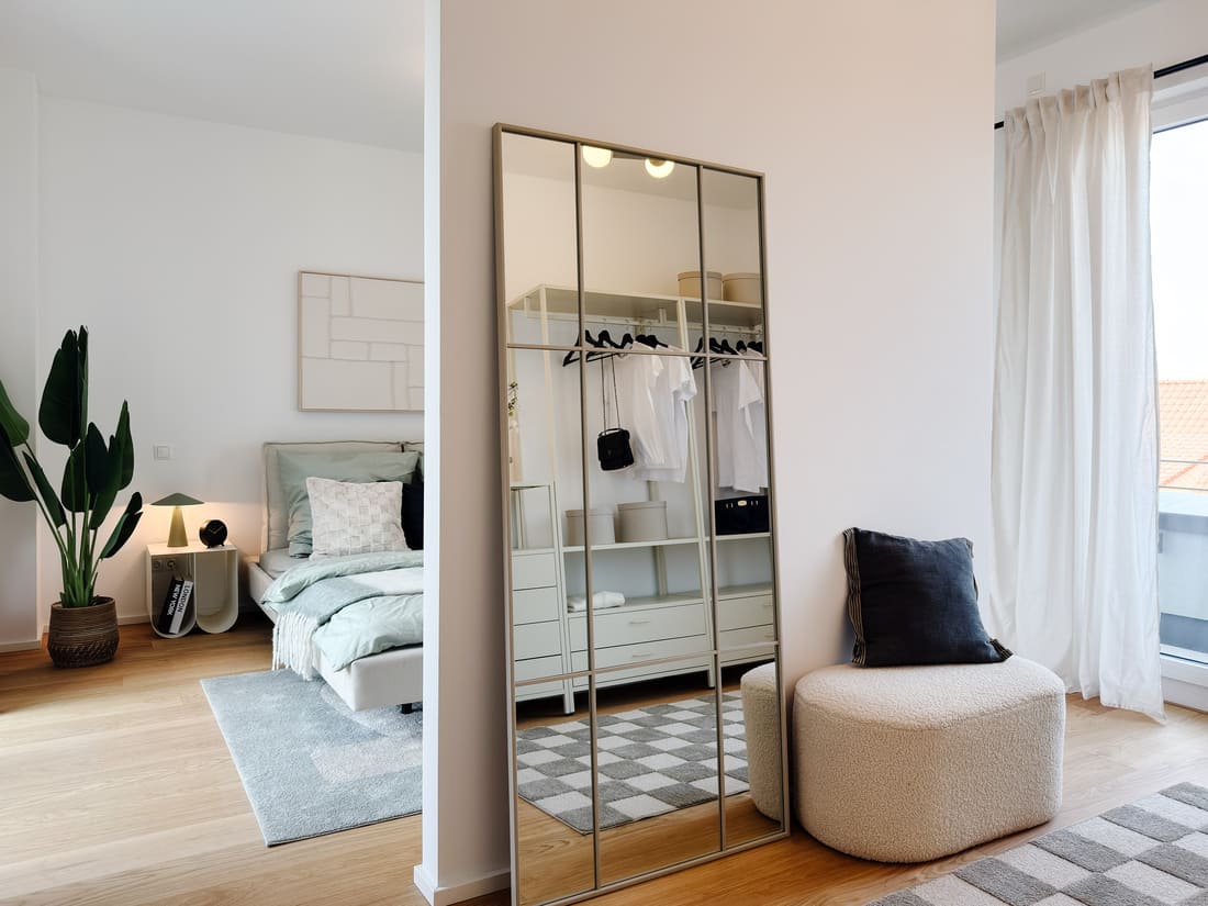 Elegante Ankleide mit großem Spiegel in einer exklusiven Penthouse-Musterwohnung in Eppelheim nach professionellem Home Staging durch Anja Krohnen Home Staging.