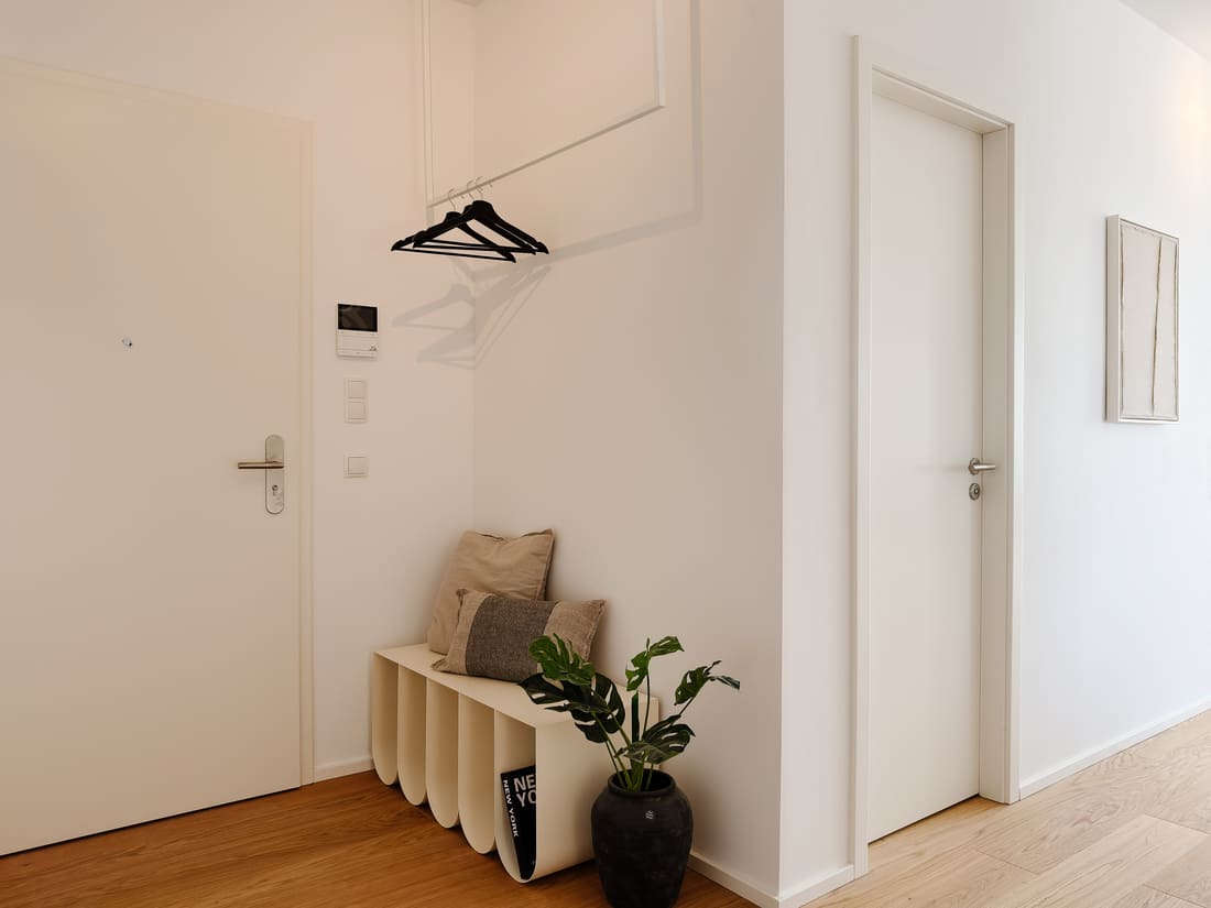 Elegant gestalteter Eingang und Flur einer exklusiven Penthouse-Musterwohnung in Eppelheim nach professionellem Home Staging durch Anja Krohnen Home Staging.